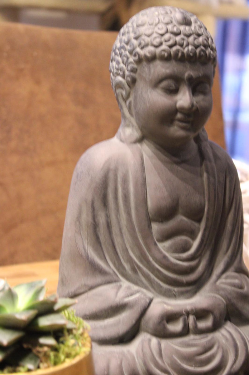 graue Buddha-Figur von Mireilles Oase für die Seele